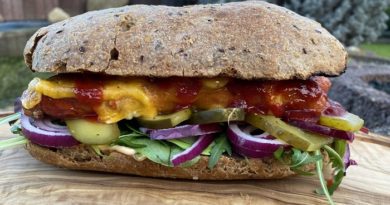 Käsegriller Sandwich mit Chilikäse und Zwiebeln