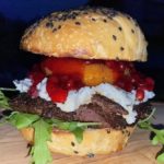 Reh Burger mit Camembert, Granatapfel, Wildpreiselbeeren und Kräuter Ziegenkäse
