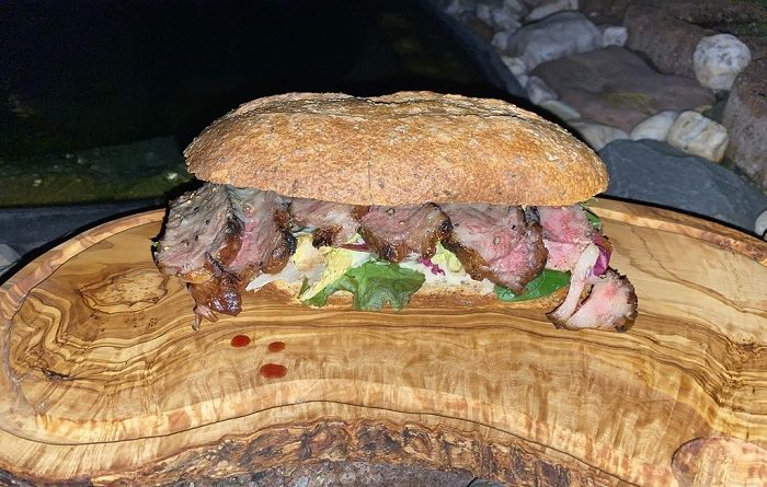 Dry Aged Roastbeef Grillen – Alte Kuh Sandwich mit Bacon Ailoi und Parmesankäse
