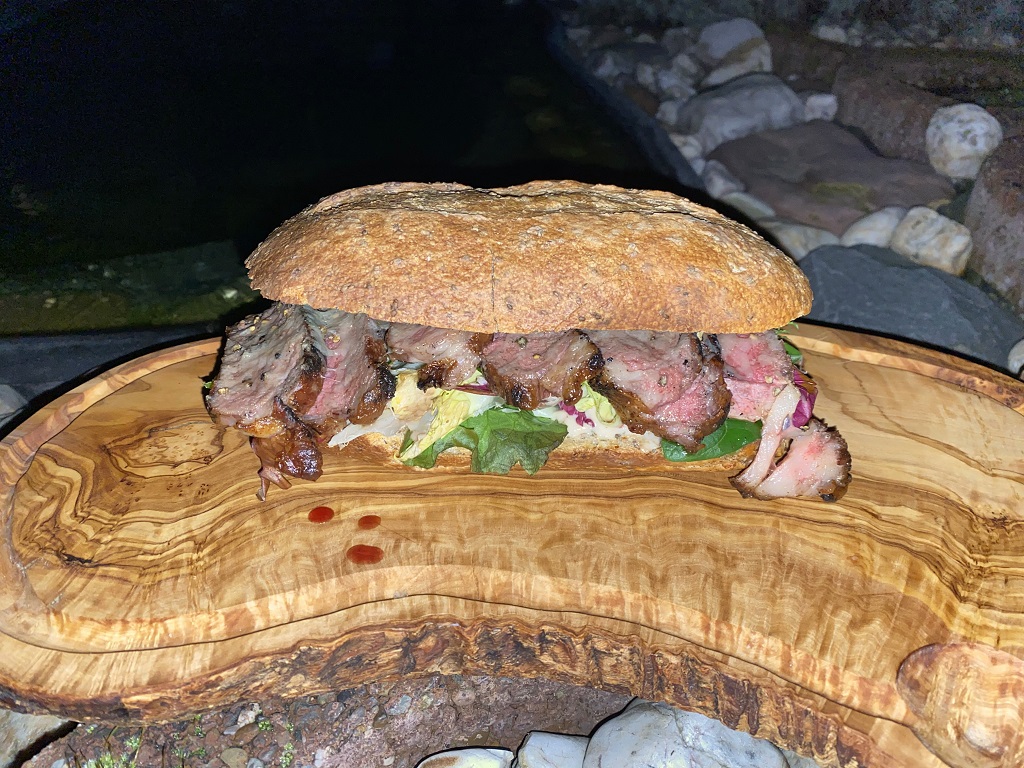 Dry Aged Roastbeef Grillen – Alte Kuh Sandwich mit Bacon Ailoi und Parmesankäse —