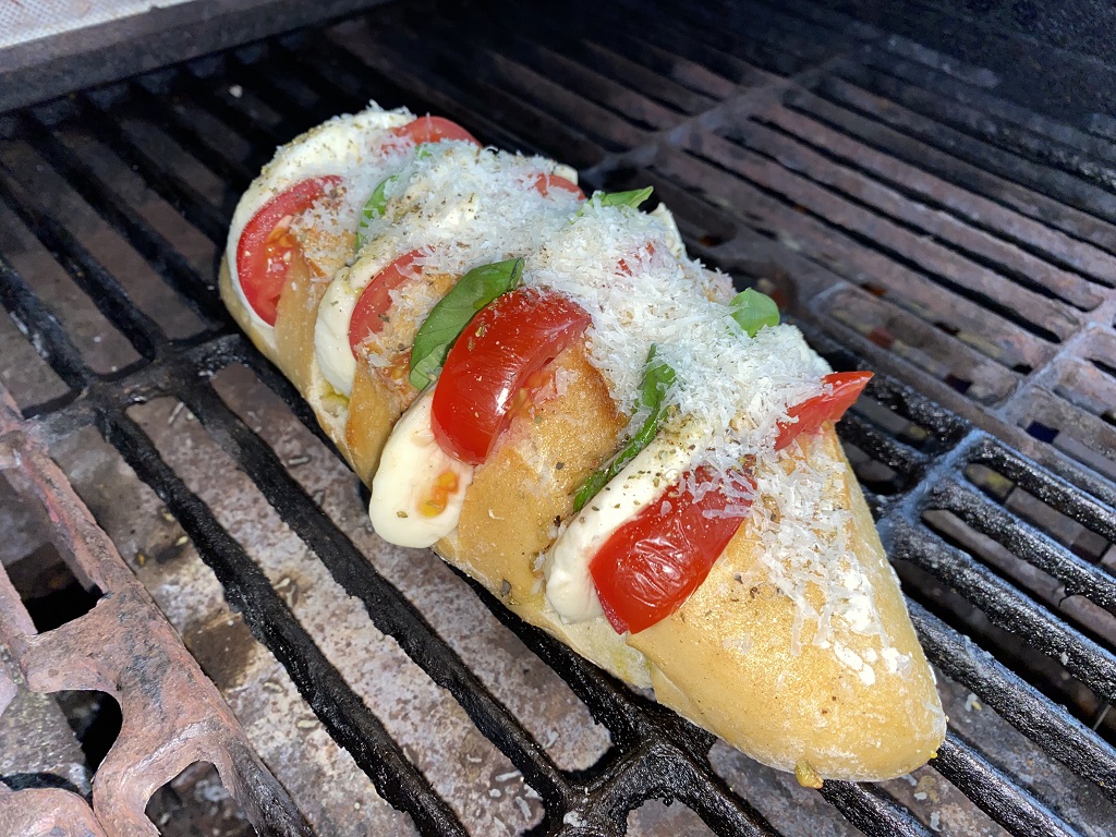 Gegrilltes Tomaten Mozzarella Fächerbaguette mit originalen Grana Padano Käse – Schnell, lecker und einfach 