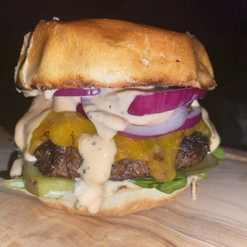 Chili Cheddar Burger mit Hackfleisch vom Róten Höhenvieh schnell selber machen