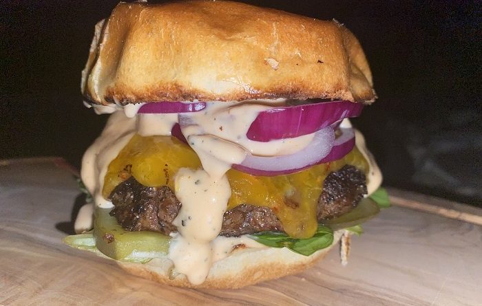 Chili Cheddar Burger mit Hackfleisch vom Róten Höhenvieh schnell selber machen