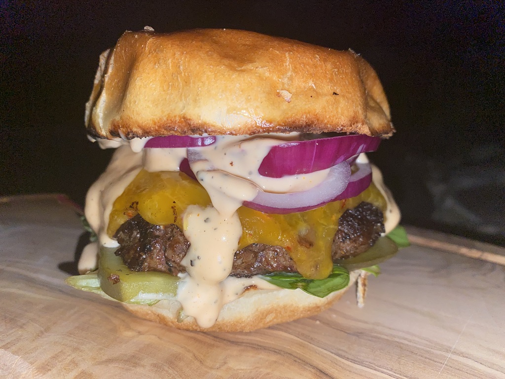 Chili Cheddar Burger mit Hackfleisch vom Róten Höhenvieh schnell selber machen 