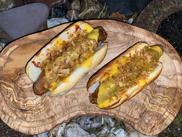 https://jensoutsidecooking.de/galloway-rinderbratwurst-hot-dog-mit-ketchup-zwiebeln-und-cheddar-kaese-vom-grill/