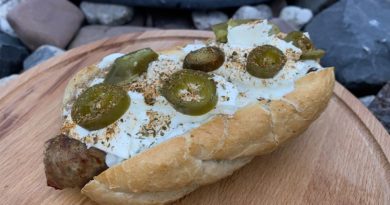 Leckerer Gyros Bratwurst Hot Dog mit Tsatziki und Schafskäse vom Grill