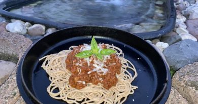 Leckere Spaghetti mit Sauce Bolognese aus der Gusseisernen Pfanne