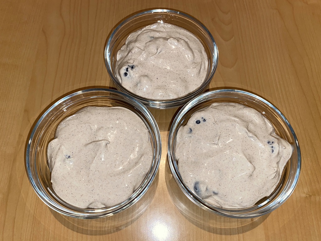Mascarpone-Joghurt Dessert mit Vanille, Zitrone und Himbeeren und Heidelbeeren einfach selber machen