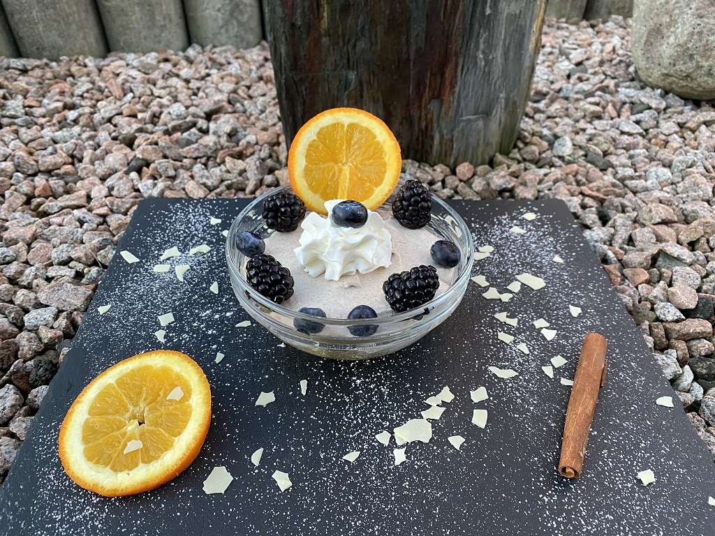 Mascarpone-Joghurt Dessert mit Vanille, Zitrone und Himbeeren und Heidelbeeren einfach selber machen