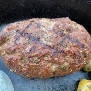 Saftiges Bifteki gefüllt mit Schafskäse vom Grill