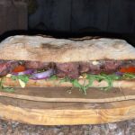 Steak Chiabatta Walnuss Sub mit Parmesankäse und Chili Mayonnaise